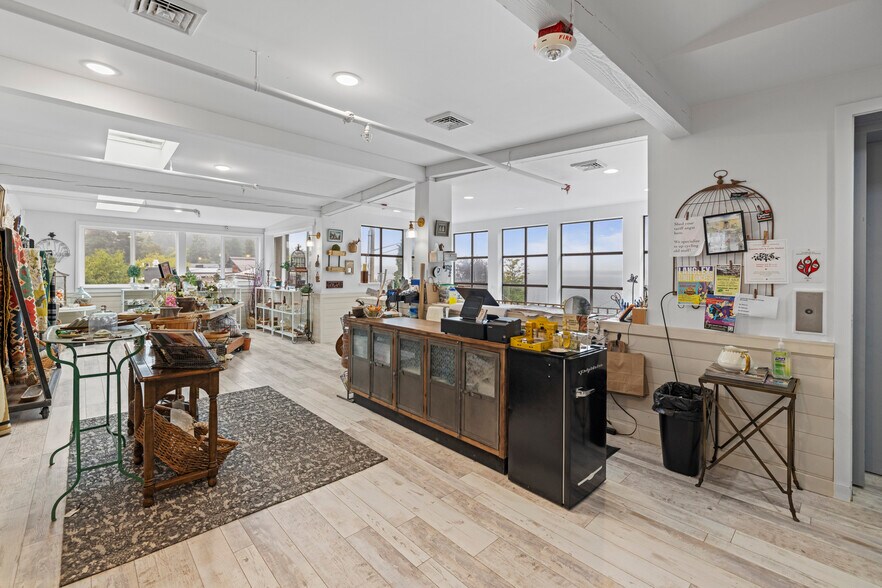 More Photos Of 105 1st St, Langley Storefront Retail Residential For Sale