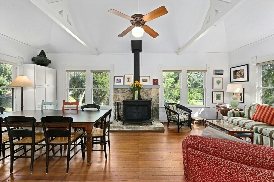 More Photos Of 167 N Tumbleweed Trl, Austin Specialty For Sale