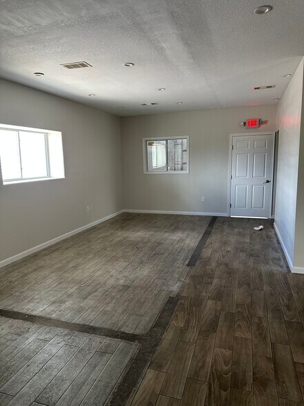 More Photos Of 6530 Queenston Blvd, Houston Warehouse For Lease