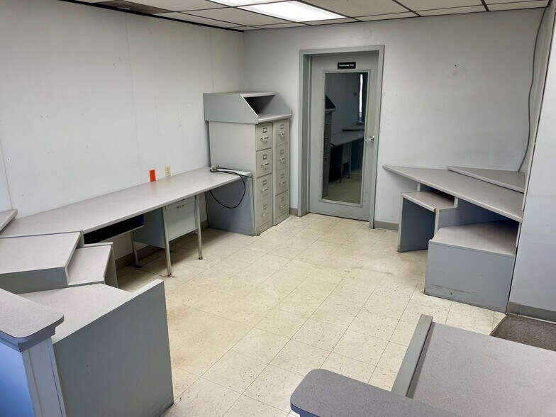 More Photos Of 105 N 9th Ave, Evansville Warehouse For Sale