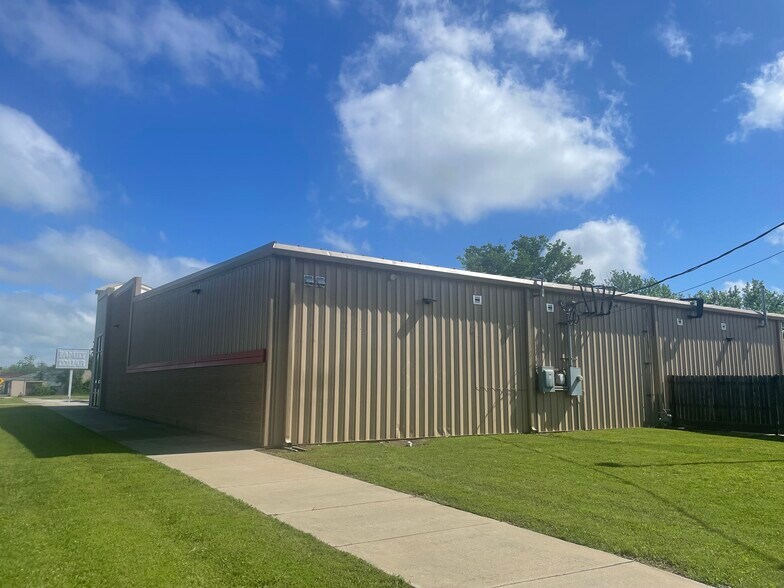 More Photos Of 202 S 2nd St, Porum Freestanding For Lease