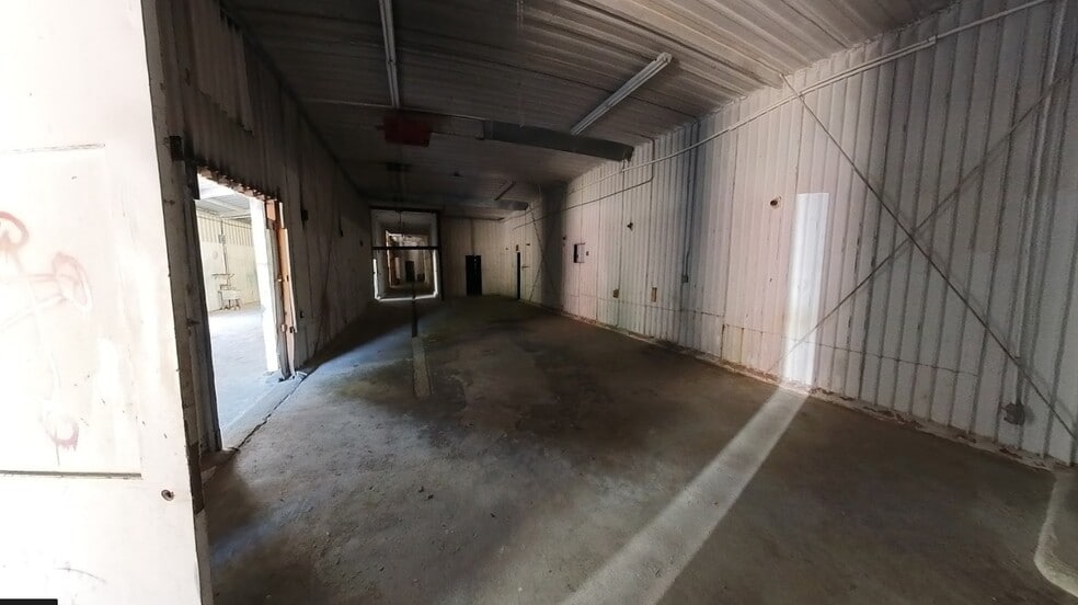 More Photos Of 401 Industrial Park Ln, Willis Warehouse For Sale