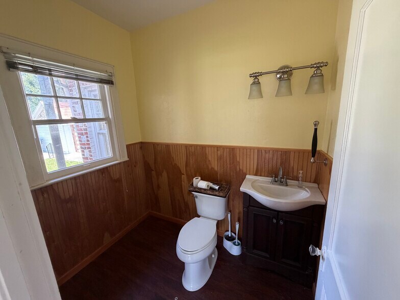 More Photos Of 1008 NW 13th St, Gainesville Office Residential For Lease