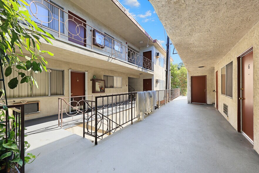 More Photos Of 332 Riverdale Dr, Glendale Apartments For Sale