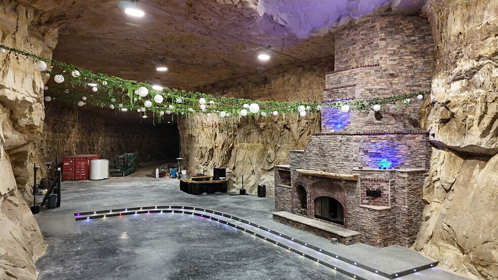 More Photos Of 20 Cave Industrial dr, Crystal City Industrial For Lease