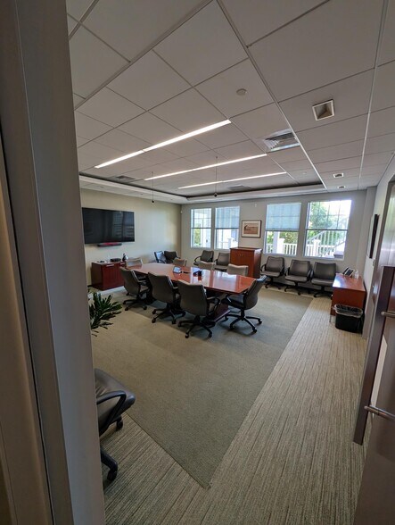 More Photos Of 1471 Iyannough Rd, Hyannis Office For Lease