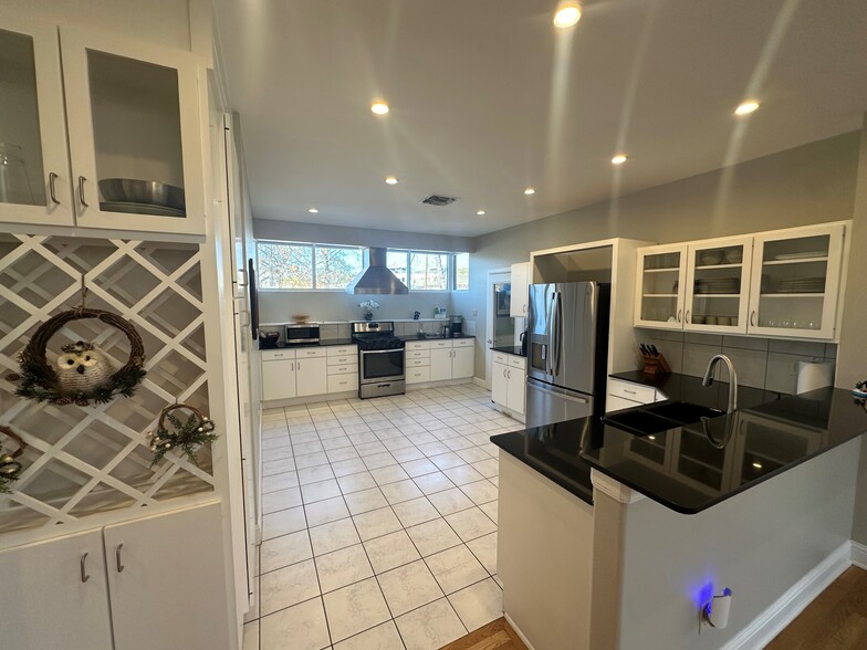 More Photos Of 4235 Cedar Springs Rd, Dallas Office For Sale