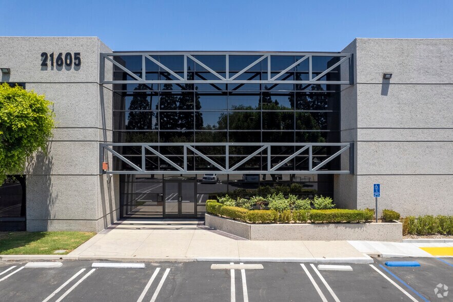 More Photos Of 21605-21615 Plummer St, Chatsworth Light Manufacturing For Lease