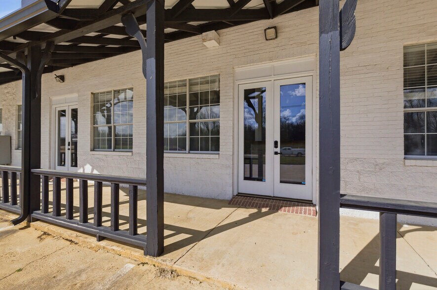 More Photos Of 148 Weisenberger Rd, Madison Flex For Lease