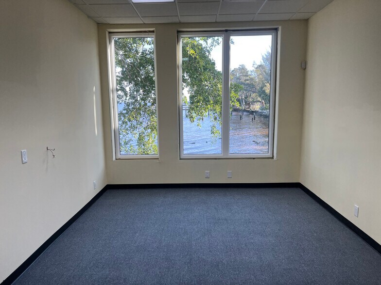 More Photos Of 3120-3131 E Riverside Dr, Fort Myers Research And Development For Lease