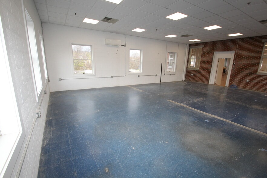 More Photos Of 35 Water St, Amesbury Research And Development For Lease