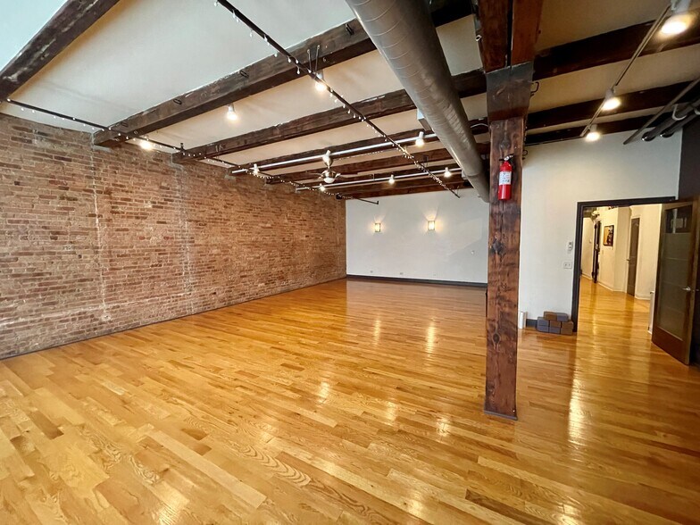 More Photos Of 9-15 W Hubbard St, Chicago Loft Creative Space For Lease