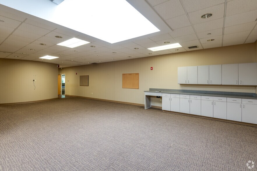 More Photos Of 1451 McMahon Dr, Neenah Office For Sale