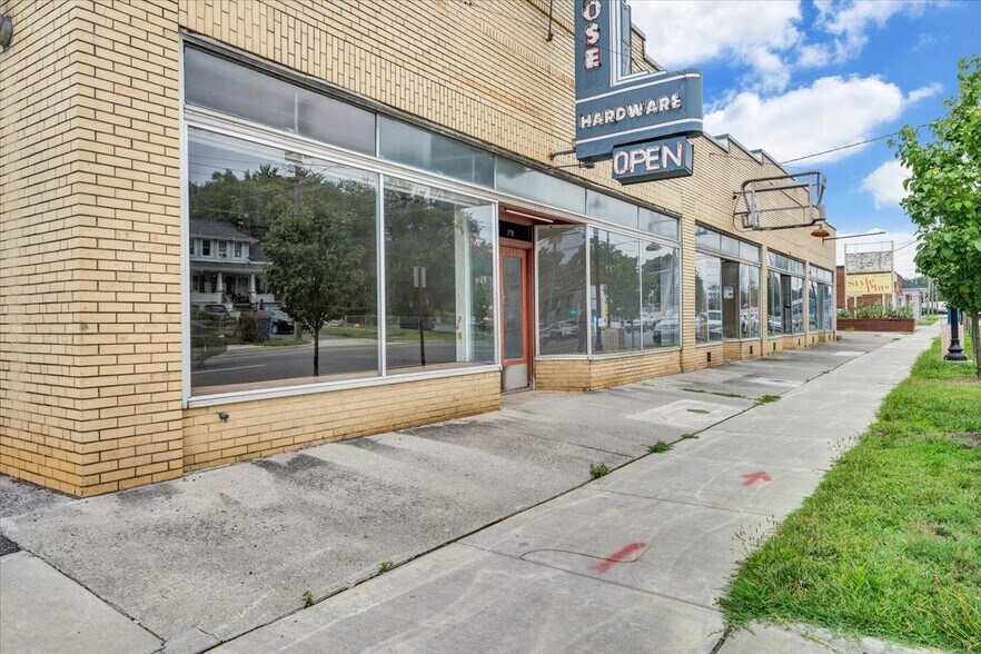 More Photos Of 2302 Melrose Ave NW, Roanoke Flex For Lease