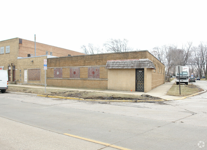 Primary Photo Of 10121 Franklin Ave, Franklin Park Light Distribution For Sale