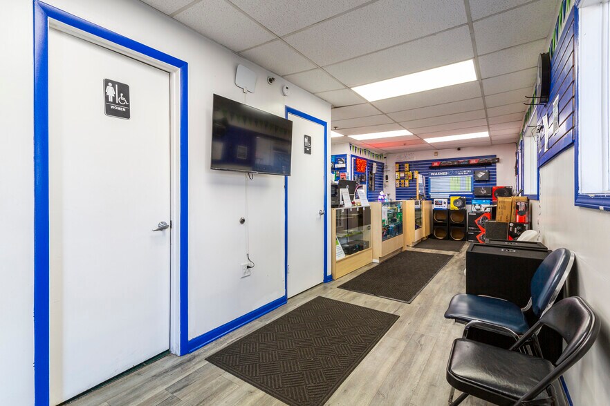 More Photos Of 320 Lake St, Maywood Carwash For Sale