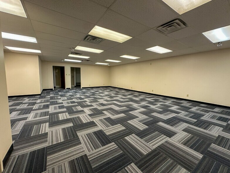 More Photos Of 806 Willowcreek Dr, Jacksonville Warehouse For Lease