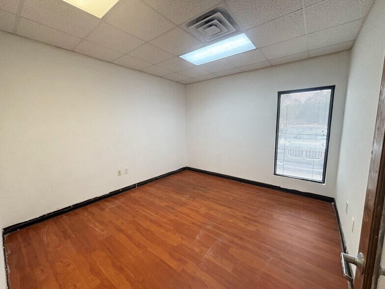 More Photos Of 6220 Hacker Bend Ct, Winston-Salem Flex For Lease