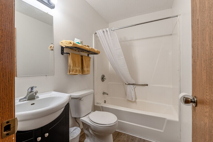 More Photos Of 19389 Frontage Rd, Detroit Lakes Hotel For Sale