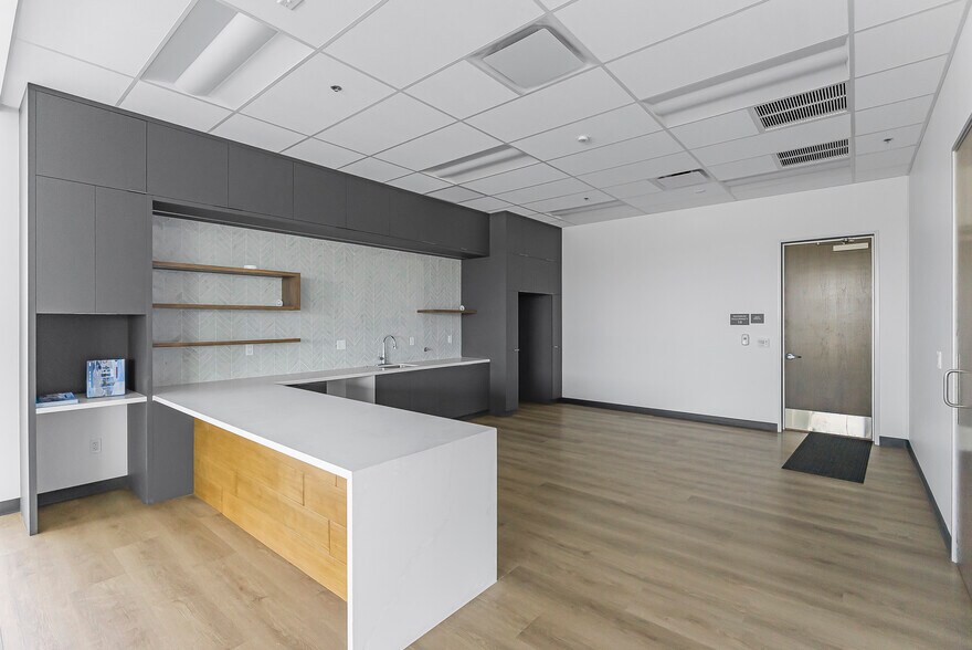 More Photos Of 300 E Dyer Rd, Santa Ana Warehouse For Lease