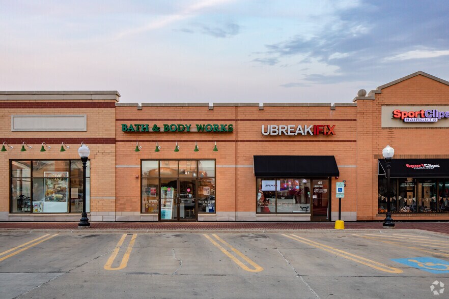 More Photos Of 21 S Evergreen Ave, Arlington Heights Unknown For Lease