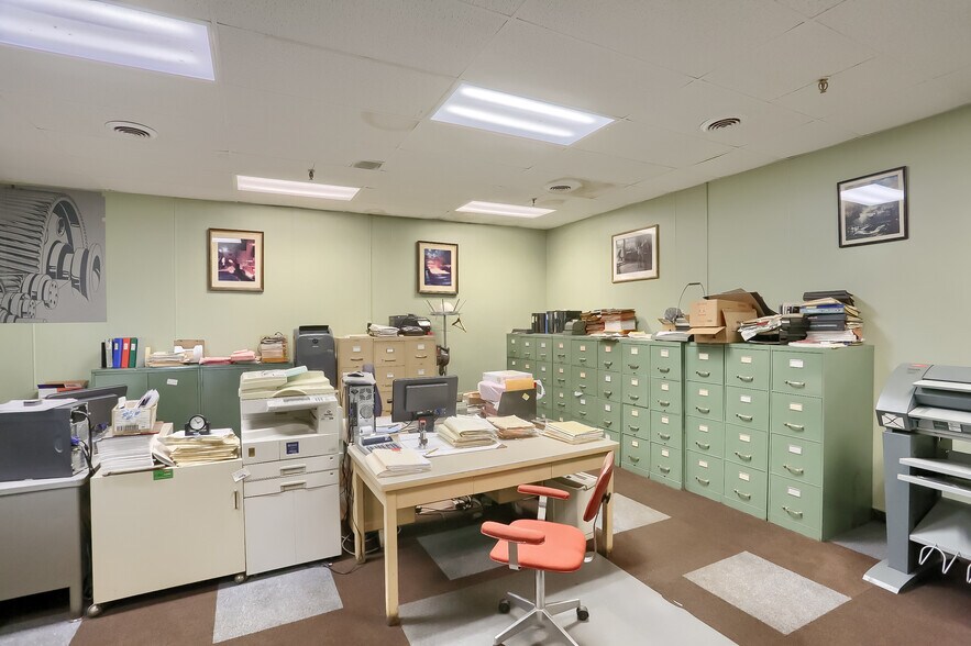 More Photos Of 800 N Water Ave, Sharon Service For Lease