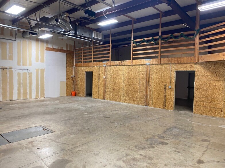 More Photos Of 14624 Metro Plaza Blvd, Edmond Warehouse For Lease