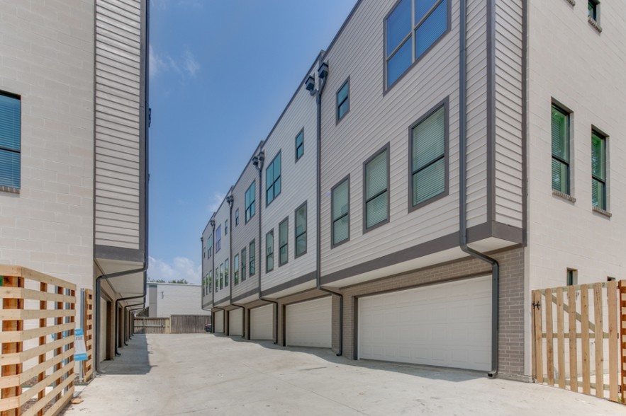 Primary Photo Of 4950 Cedar Springs Rd, Dallas Apartments For Sale