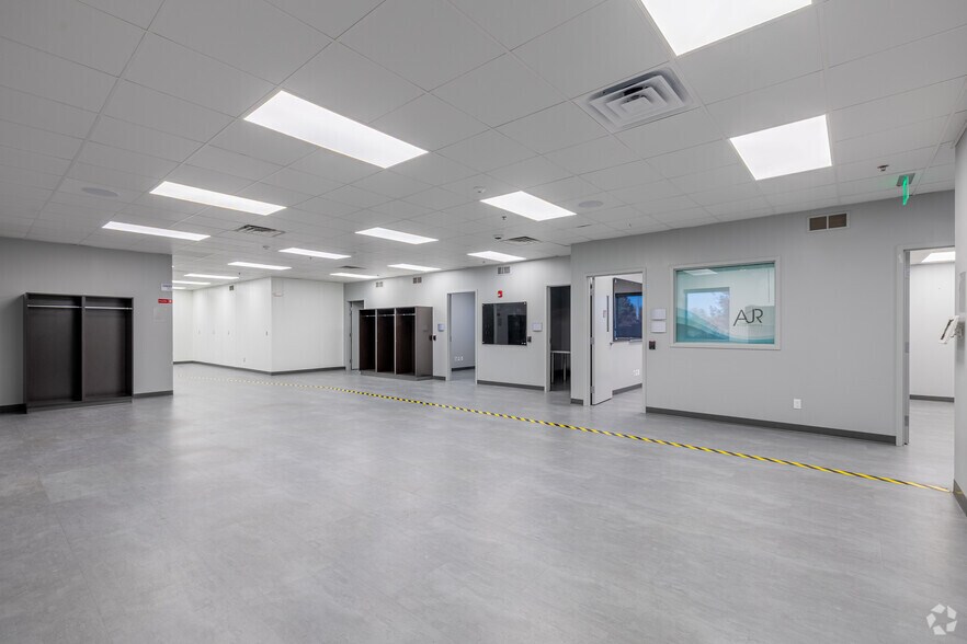 More Photos Of 200 Enterprise Dr, Pekin Light Distribution For Lease