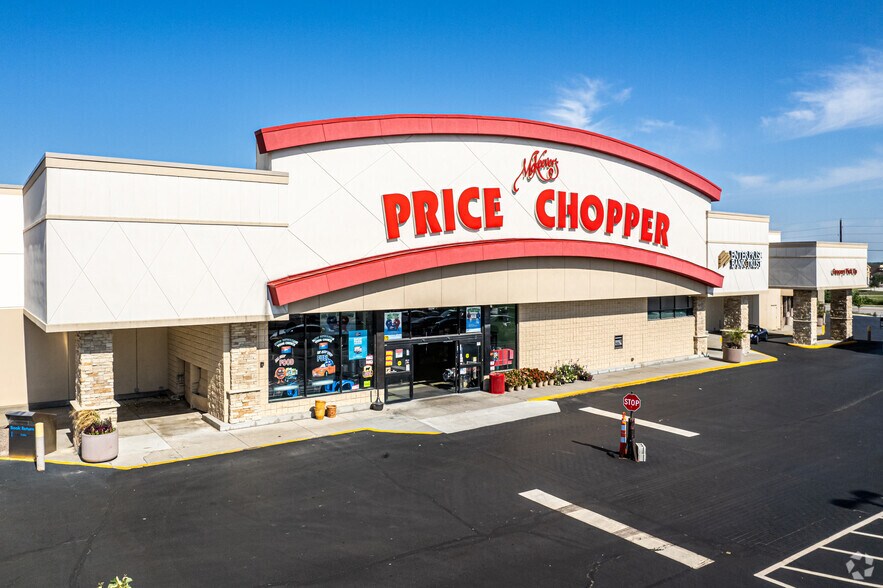 More Photos Of 101-195 N Parker St, Olathe Storefront For Lease