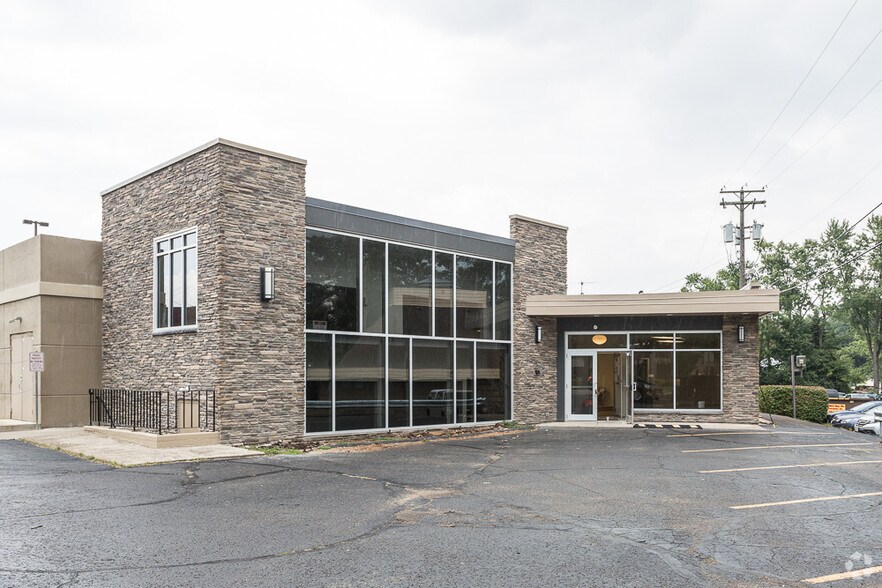 More Photos Of 2755 W Market St, Fairlawn Unknown For Lease