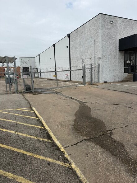 More Photos Of 9019 Governors Row, Dallas Food Processing For Lease