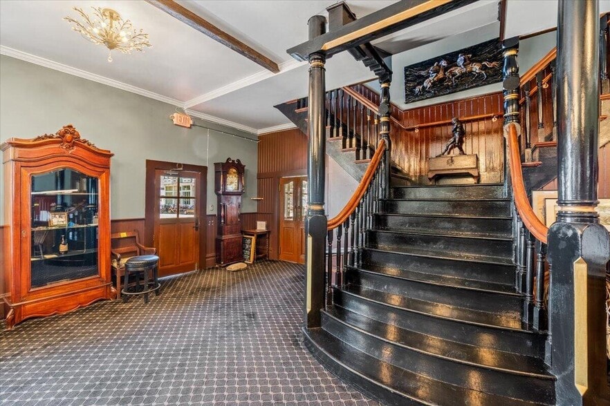 More Photos Of 315 Main St, Ferndale Hotel For Sale