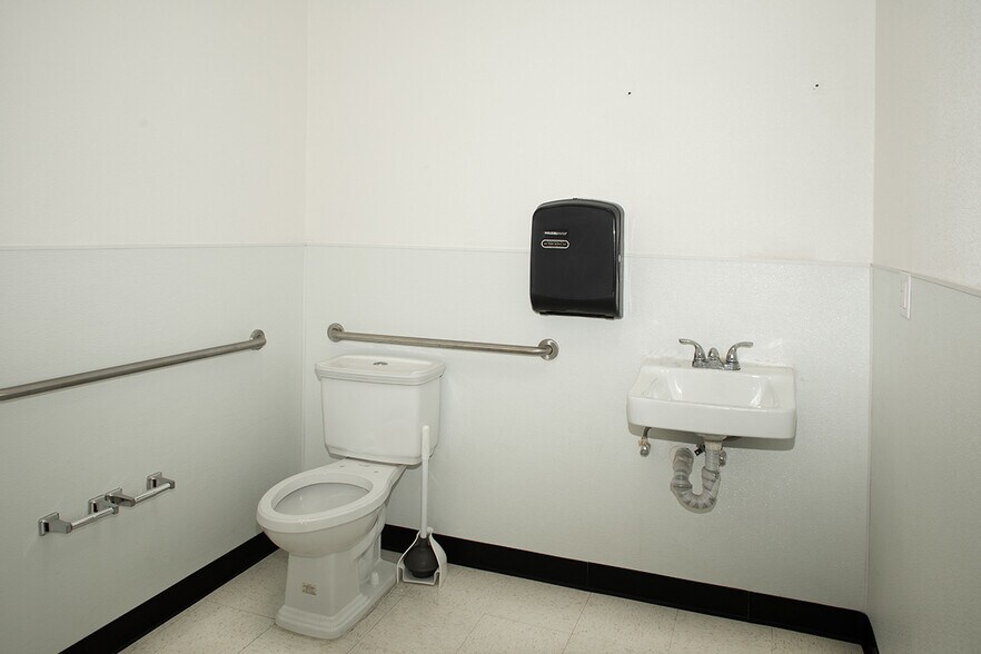 More Photos Of 2029 Broadway St, Eureka Storefront Retail Office For Sale