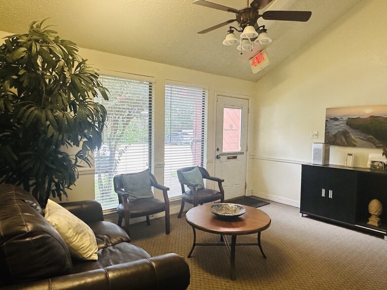 More Photos Of 376 W Main St, Lewisville Medical For Sale