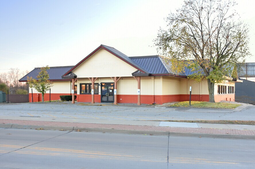 More Photos Of 3939 1st Ave SE, Cedar Rapids Restaurant For Lease