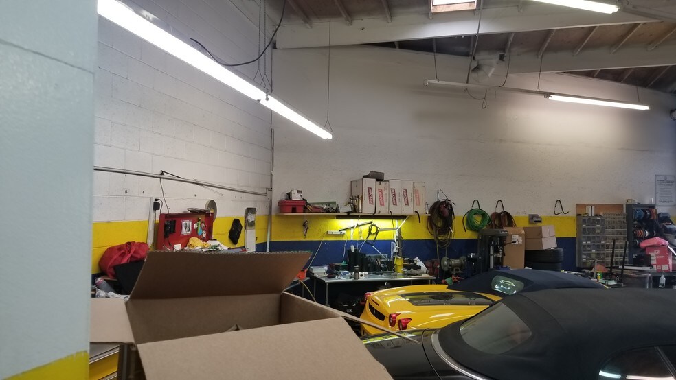 More Photos Of 5569 Reseda Blvd, Tarzana Auto Repair For Lease