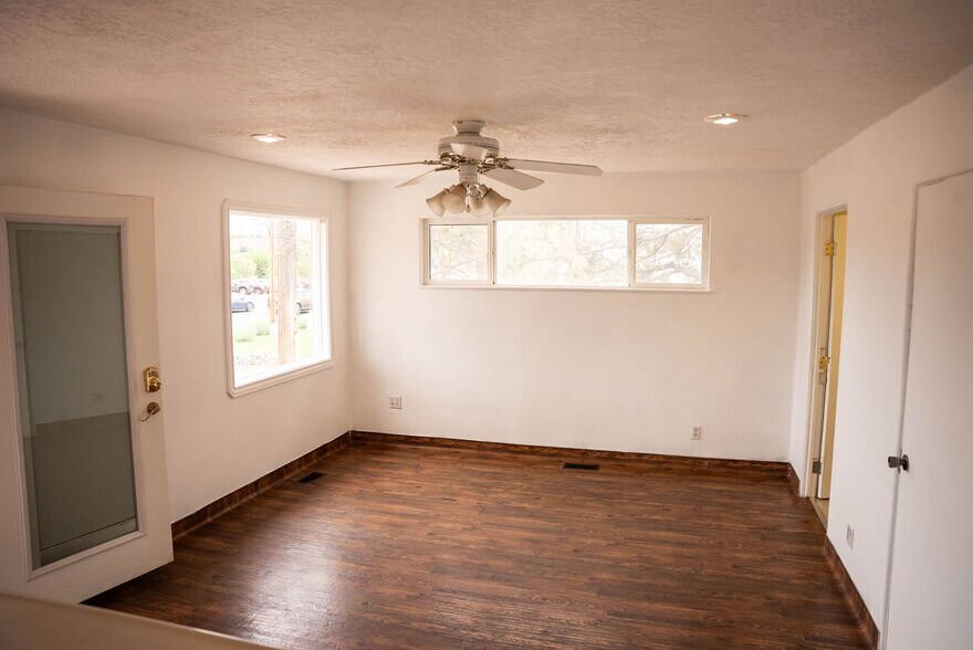 More Photos Of 1545 W State St, Hurricane Veterinarian Kennel For Lease