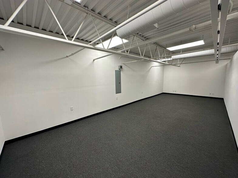 More Photos Of 599-601 Albany Ave, Amityville Warehouse For Lease