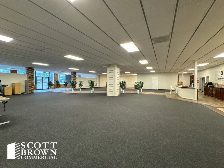 More Photos Of 520 N Loop 288, Denton Showroom For Lease