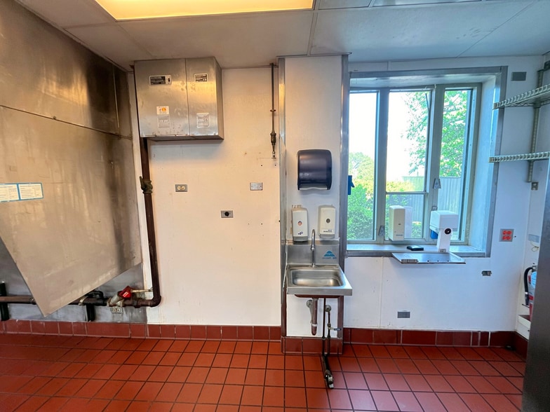 More Photos Of 1914 W 79th St, Chicago Freestanding For Lease