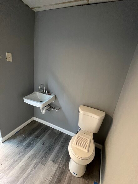 More Photos Of 6912 Calhoun Rd, Houston Warehouse For Sale