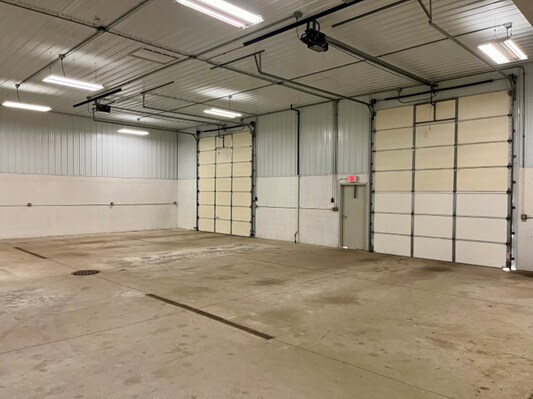 More Photos Of 2223 Woodale Ave, Howard Warehouse For Lease