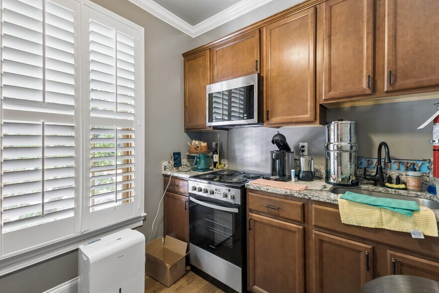 More Photos Of 63 Main St, Warrenton Office For Sale