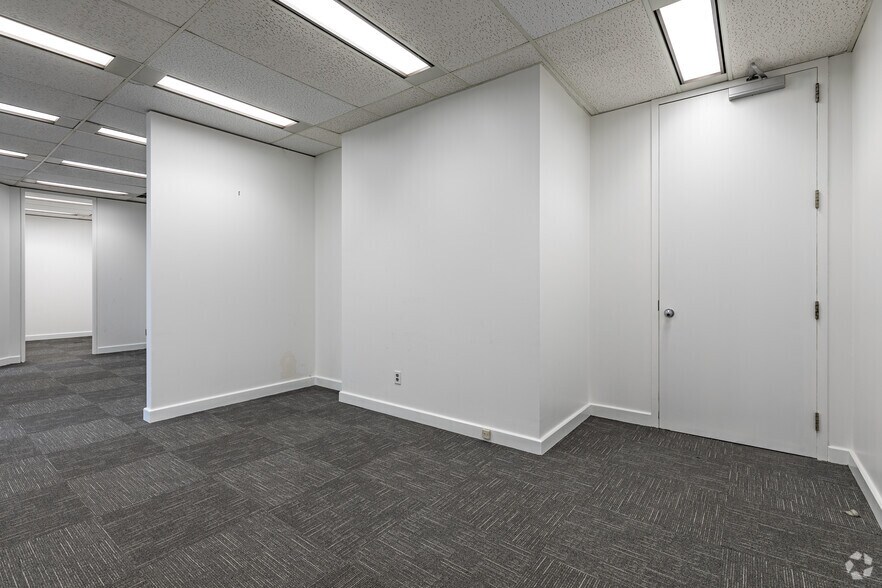 More Photos Of 2 Bloor St W, Toronto Office For Lease