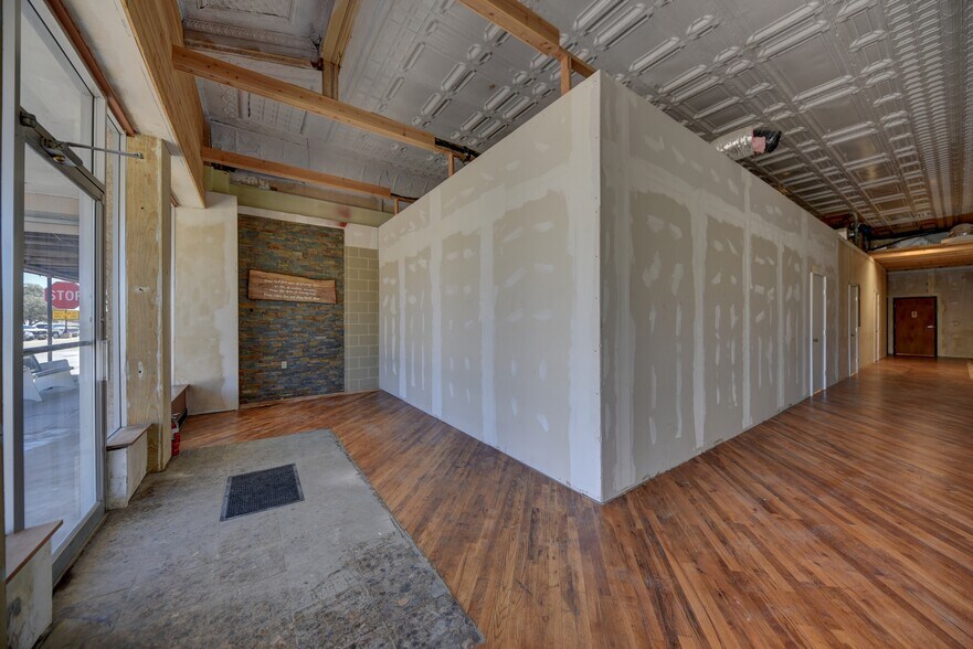 More Photos Of 103 N Main, Moulton Showroom For Sale