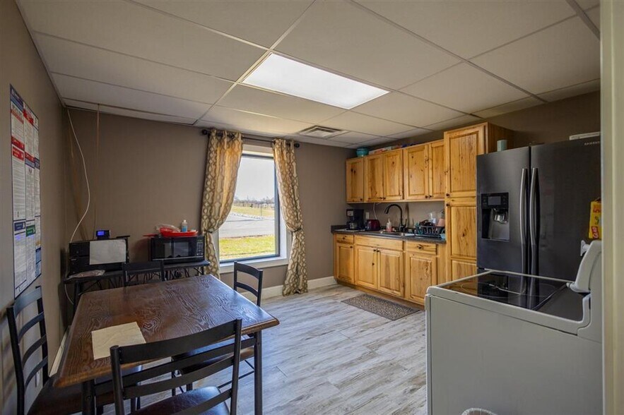 More Photos Of 252 Commerce Dr, Tompkinsville Warehouse For Sale