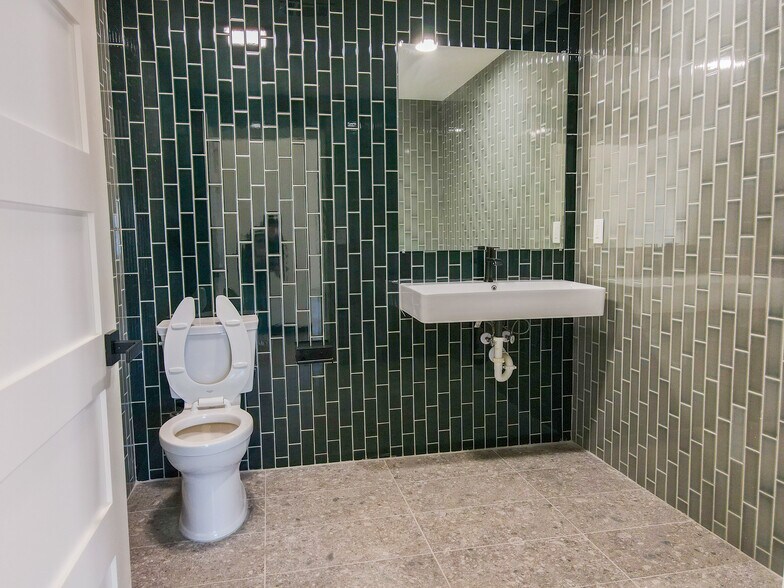 More Photos Of 1337-1341 Crampton St, Dallas Distribution For Lease