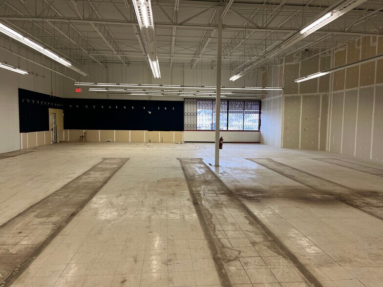 More Photos Of 9374 State Route 14, Streetsboro Storefront Retail Office For Lease