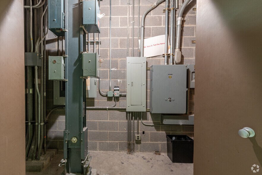 More Photos Of 110 E Warren Ave, Detroit Medical For Lease